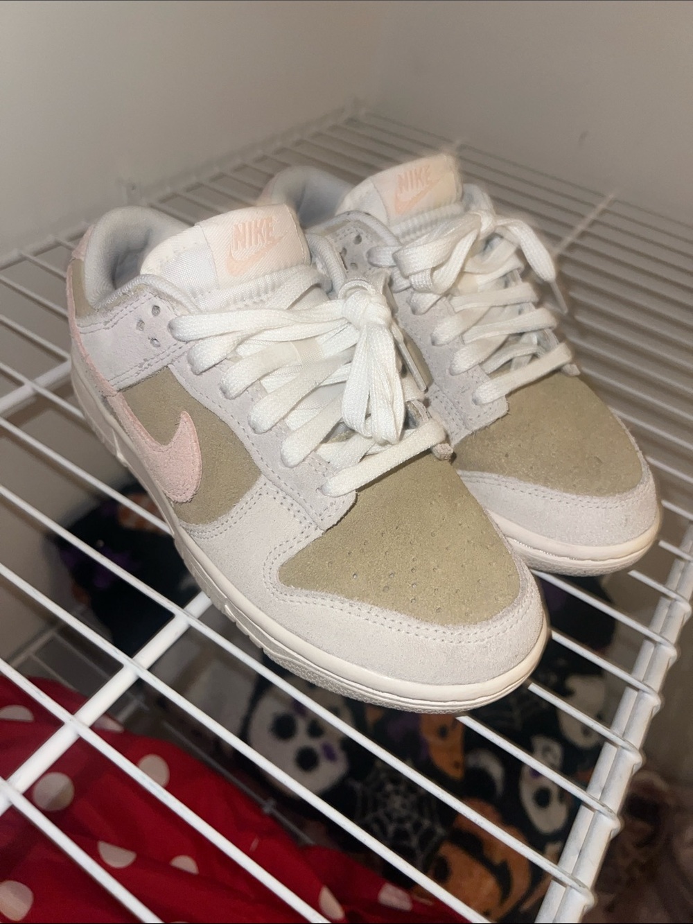 Nike Kids Low-Top Sneakers in White, Tan & Pink